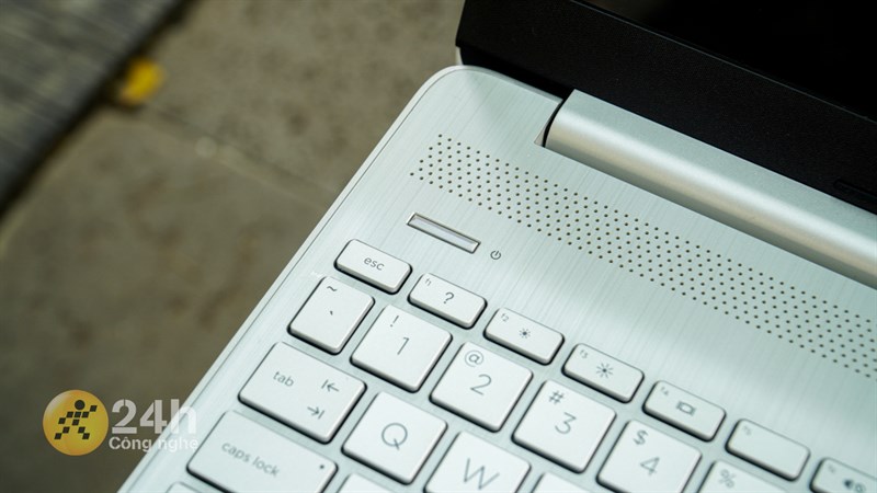 Nút nguồn của máy có kích thước nhỏ, hẹp và độ này không tốt nên khá khó khăn khi nhấn.