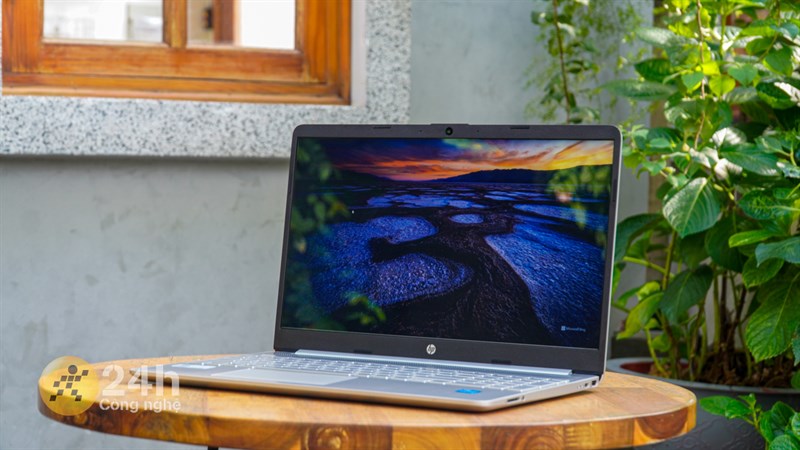 HP 15s fq5229TU còn hỗ trợ khả năng chống chói Anti Glare, một tính năng rất hữu ích với những người thường xuyên mang laptop ra quán cà phê để làm việc.