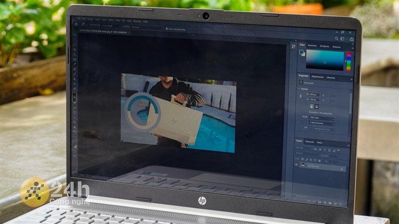 HP 15s fq5229TU còn sử dụng card tích hợp Intel Iris Xe Graphics có thể xử lý các ứng dụng thiết kế đồ họa như Canva, Photoshop, Illustrator,... 