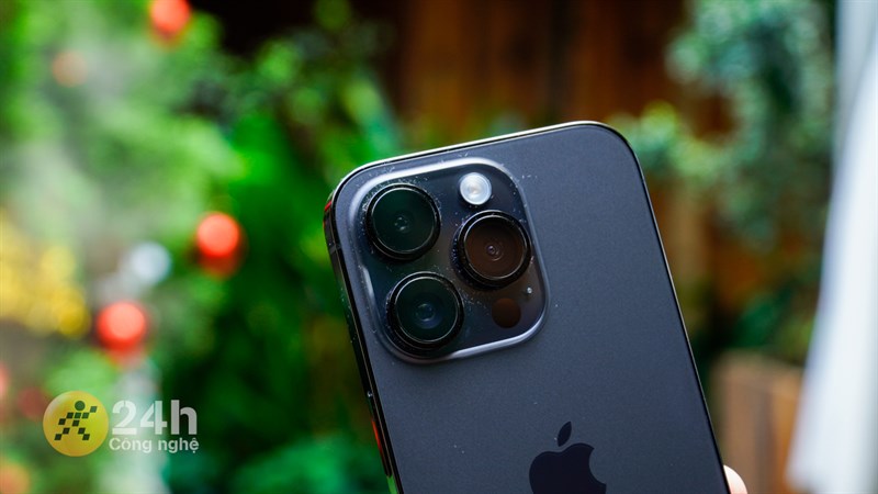 Cụm camera của iPhone 14 Pro quá dễ bám bụi và khó vệ sinh.