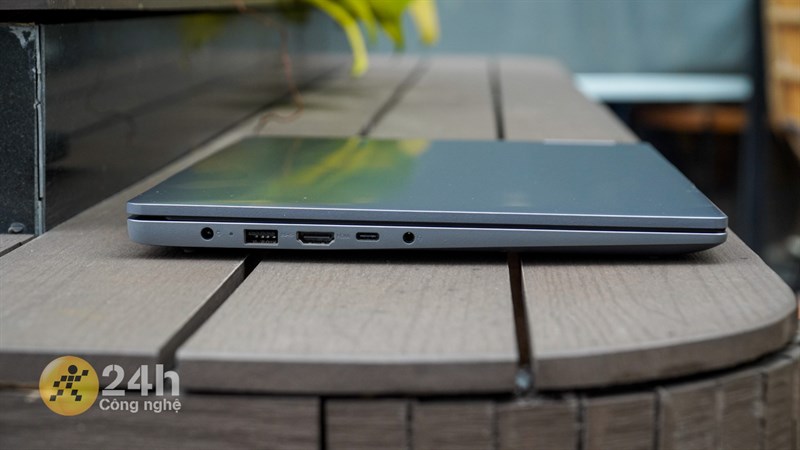 Cạnh trái của Lenovo Ideapad Slim 3 15IAH8. Cạnh trái của Lenovo Ideapad Slim 3 15IAH8.