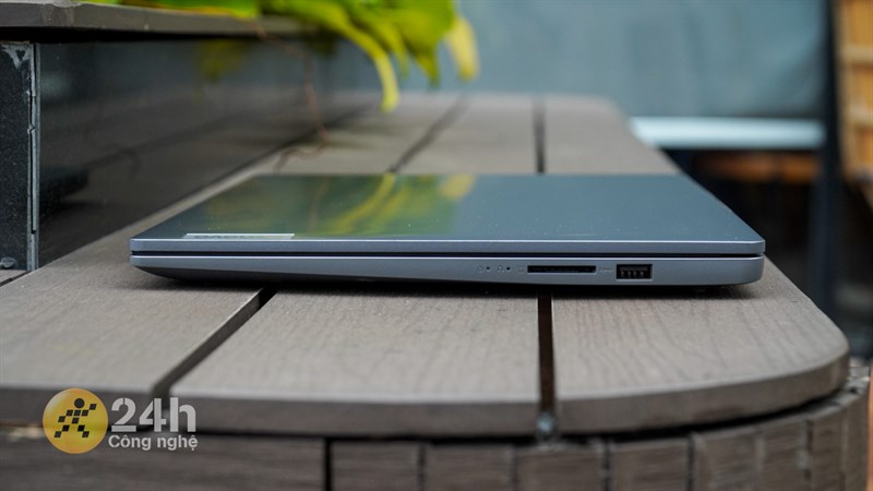 Cạnh phải của Lenovo Ideapad Slim 3 15IAH8. Cạnh phải của Lenovo Ideapad Slim 3 15IAH8.