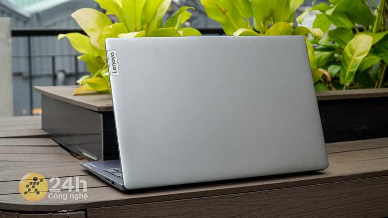 Lenovo Ideapad Slim 3 15IAH8 có phong cách thiết kế thời thượng. Lenovo Ideapad Slim 3 15IAH8 có phong cách thiết kế thời thượng.