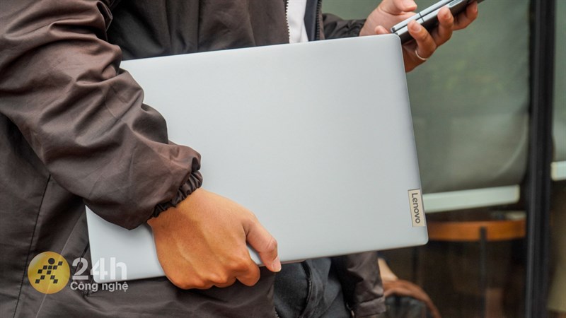 Lenovo Ideapad Slim 3 15IAH8 còn sở hữu kích thước gọn nhẹ. Lenovo Ideapad Slim 3 15IAH8 còn sở hữu kích thước gọn nhẹ.