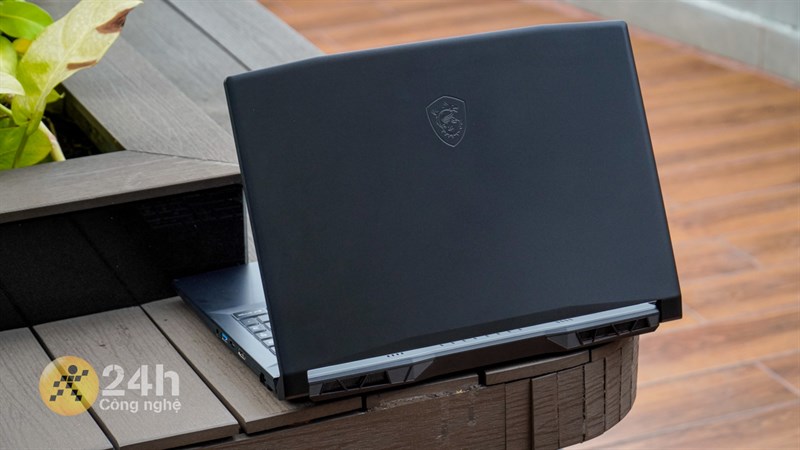 MSI Katana GF66 12UCK có kích thước và cân nặng tương đối ổn định so với một chiếc laptop gaming MSI Katana GF66 12UCK có kích thước và cân nặng tương đối ổn định so với một chiếc laptop gaming