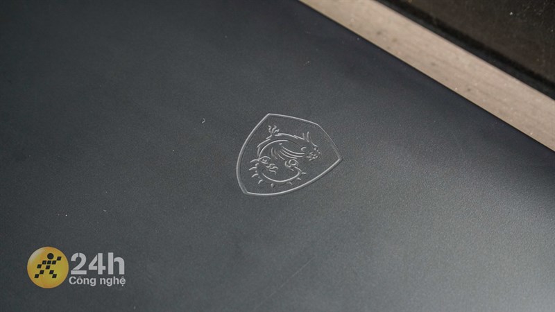 Phần mặt lưng của MSI Katana GF66 12UCK được hoàn thiên nhám cùng logo hình rồng quen thuộc Phần mặt lưng của MSI Katana GF66 12UCK được hoàn thiên nhám cùng logo hình rồng quen thuộc
