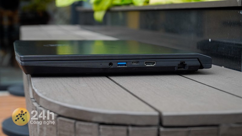 Cạnh phải của MSI Katana GF66 12UCK Cạnh phải của MSI Katana GF66 12UCK