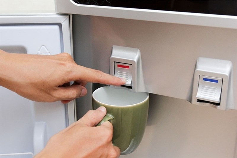 Sử dụng c&acirc;y nước n&oacute;ng lạnh đ&uacute;ng c&aacute;ch