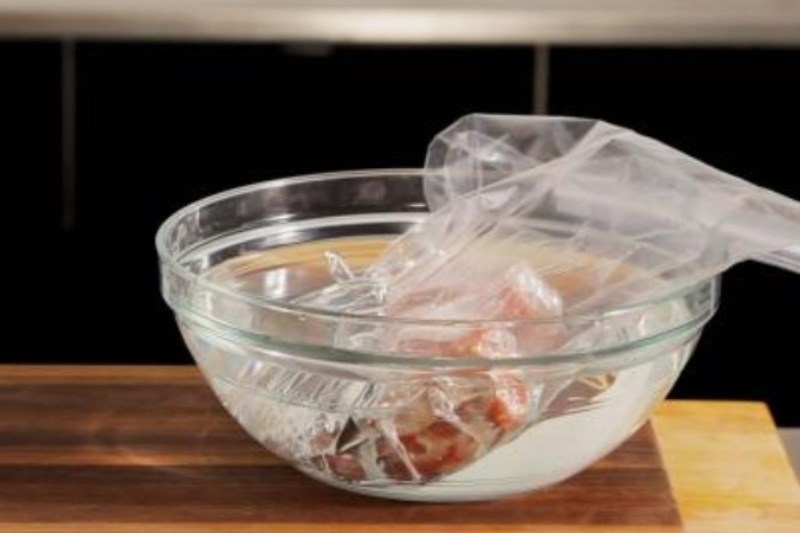 T&aacute;c hại khi r&atilde; đ&ocirc;ng thịt bằng nước s&ocirc;i