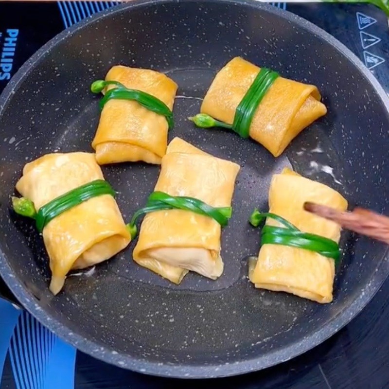 Bước 4 Áp chảo tàu hũ ky Tàu hũ ky cuốn đậu hũ bi khìa