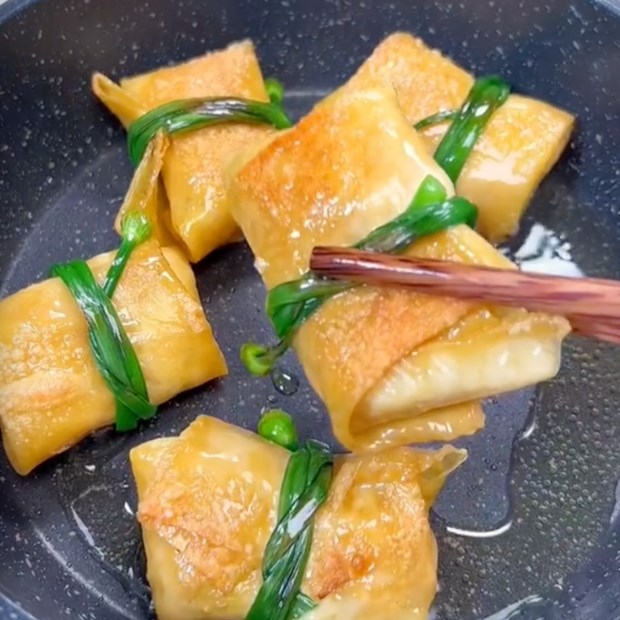 Bước 4 Áp chảo tàu hũ ky Tàu hũ ky cuốn đậu hũ bi khìa