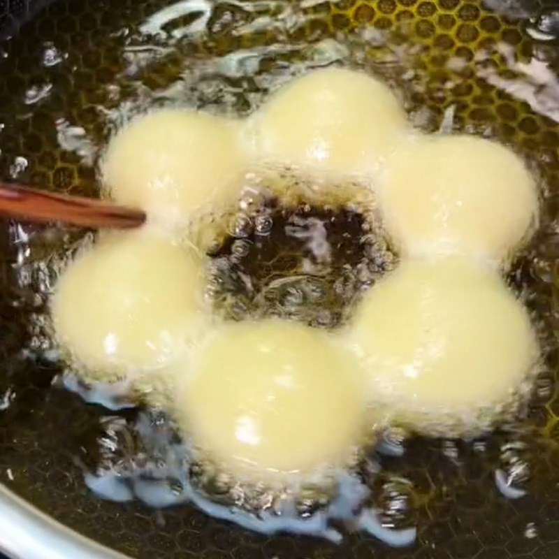 Bước 4 Chiên bánh Bánh mochi donut (Công thức được chia sẻ từ Tiktok vào bếp cùng Điện máy XANH)