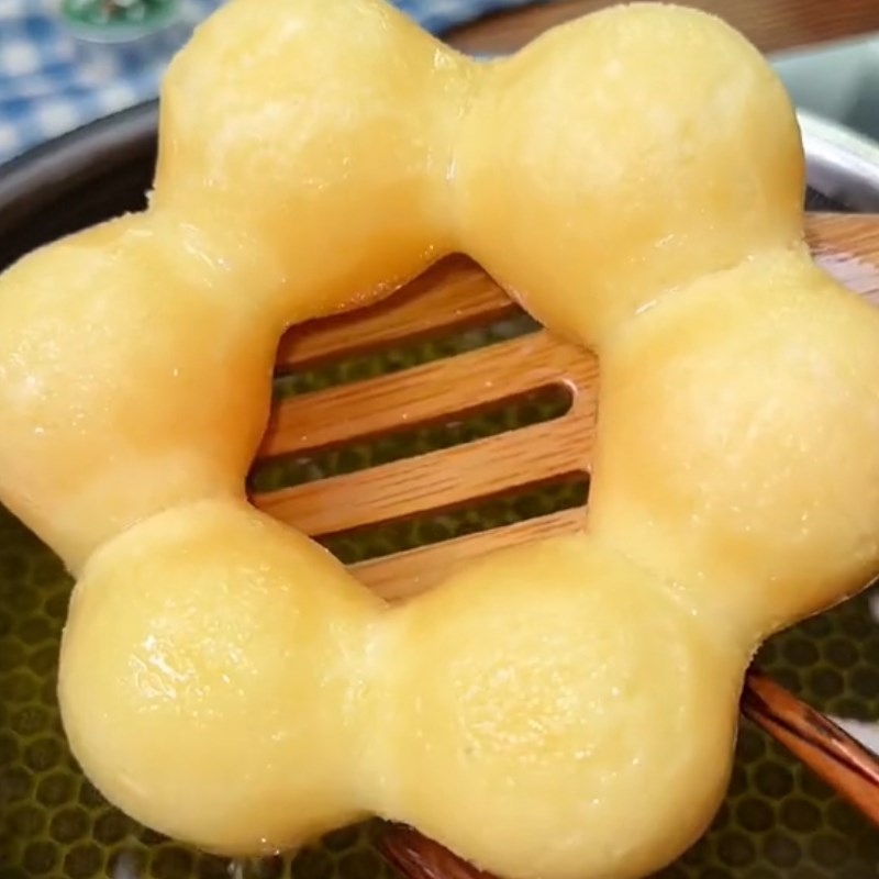 Bước 4 Chiên bánh Bánh mochi donut (Công thức được chia sẻ từ Tiktok vào bếp cùng Điện máy XANH)