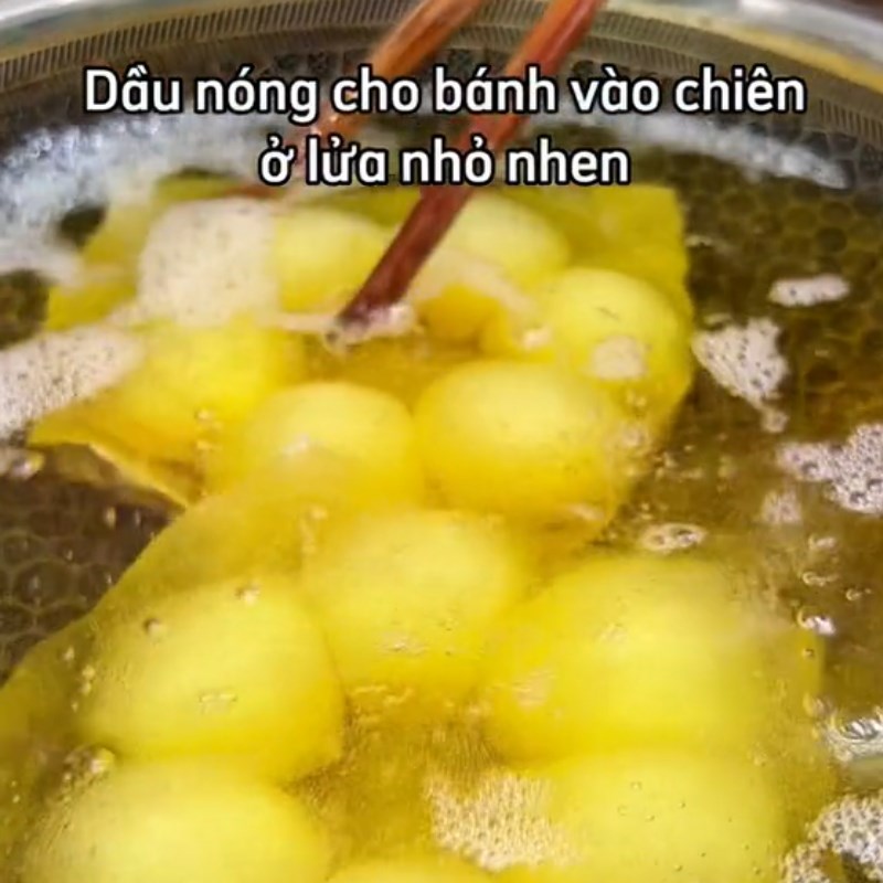 Bước 4 Chiên bánh Bánh mochi donut (Công thức được chia sẻ từ Tiktok vào bếp cùng Điện máy XANH)