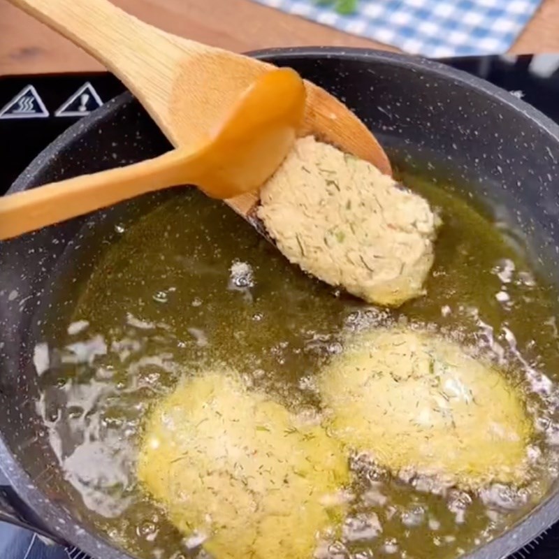 Bước 5 Chiên chả chay Bún mọc chay dọc mùng (Công thực được chia sẻ bởi Tiktok Bếp chay XANH)