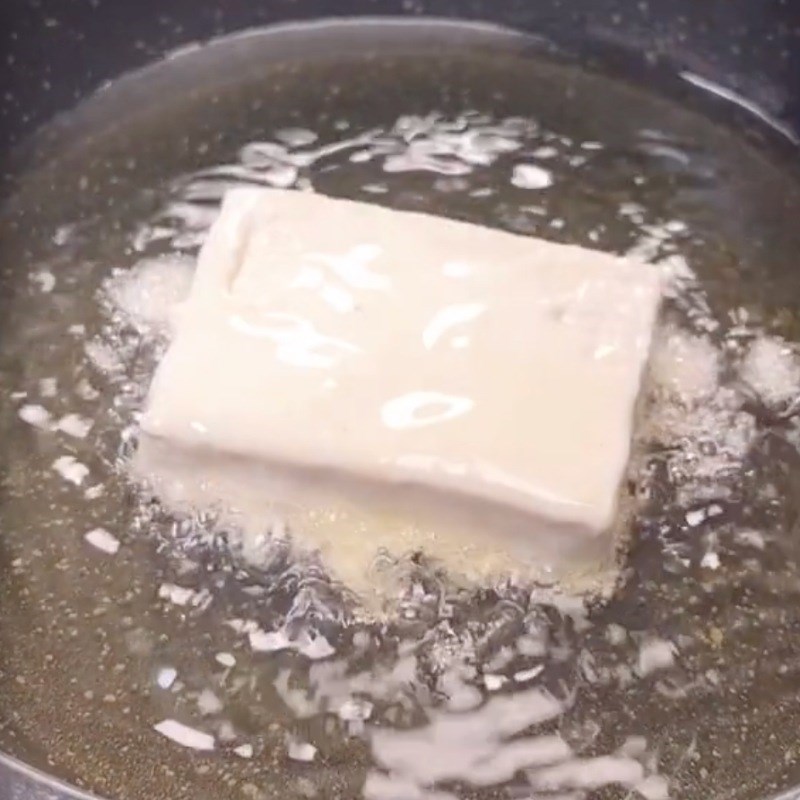 Bước 3 Chiên đậu hũ Đậu hũ kho nước tương (Công thức được chia sẻ bởi Tiktok Bếp chay XANH)