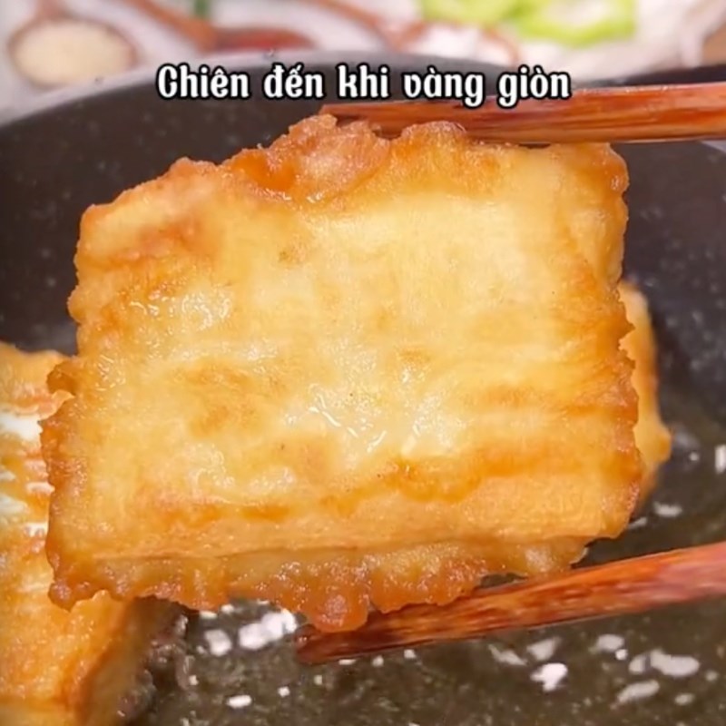 Bước 3 Chiên đậu hũ Đậu hũ kho nước tương (Công thức được chia sẻ bởi Tiktok Bếp chay XANH)