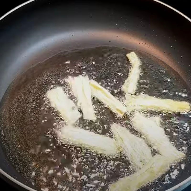 Bước 1 Chiên tàu hũ ky Tàu hũ ky kho nấm chay (Công thức được chia sẻ bởi Tiktok Bếp chay XANH)