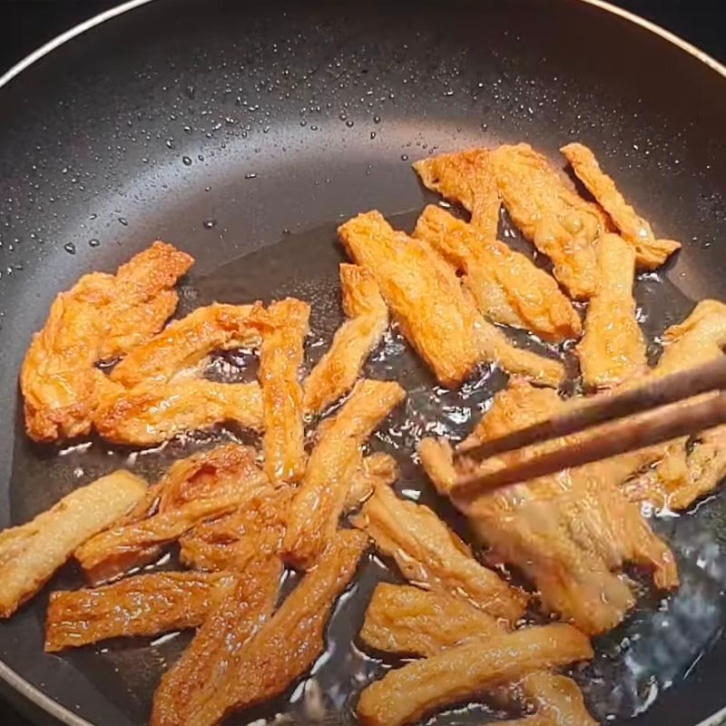 Bước 1 Chiên tàu hũ ky Tàu hũ ky kho nấm chay (Công thức được chia sẻ bởi Tiktok Bếp chay XANH)