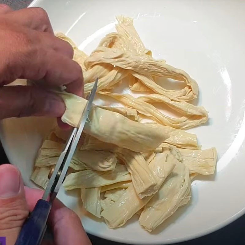 Bước 1 Chiên tàu hũ ky Tàu hũ ky kho nấm chay (Công thức được chia sẻ bởi Tiktok Bếp chay XANH)