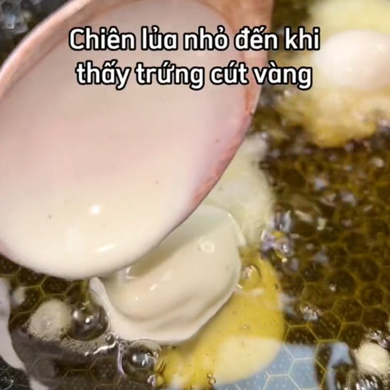 Bước 3 Chiên trứng Trứng cút chiên giòn chấm me (Công thức được chia sẻ từ Tiktok Vào bếp cùng Điện máy XANH)