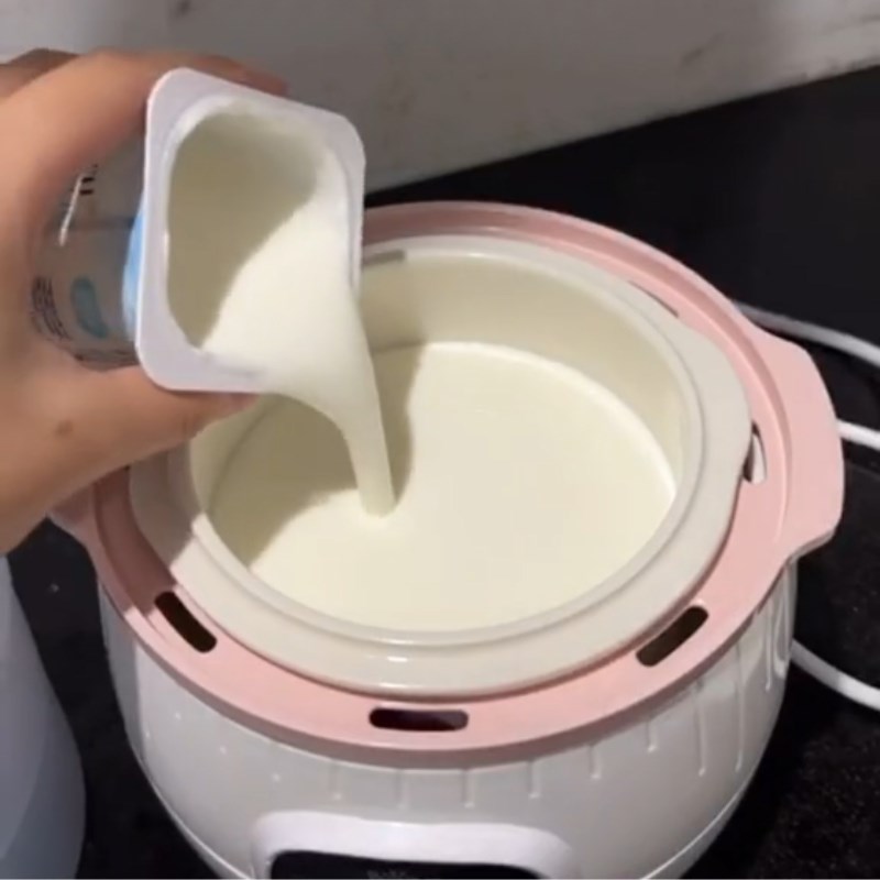 Bước 2 Cho sữa chua vào sữa tươi Làm sữa chua bằng nồi nấu chậm