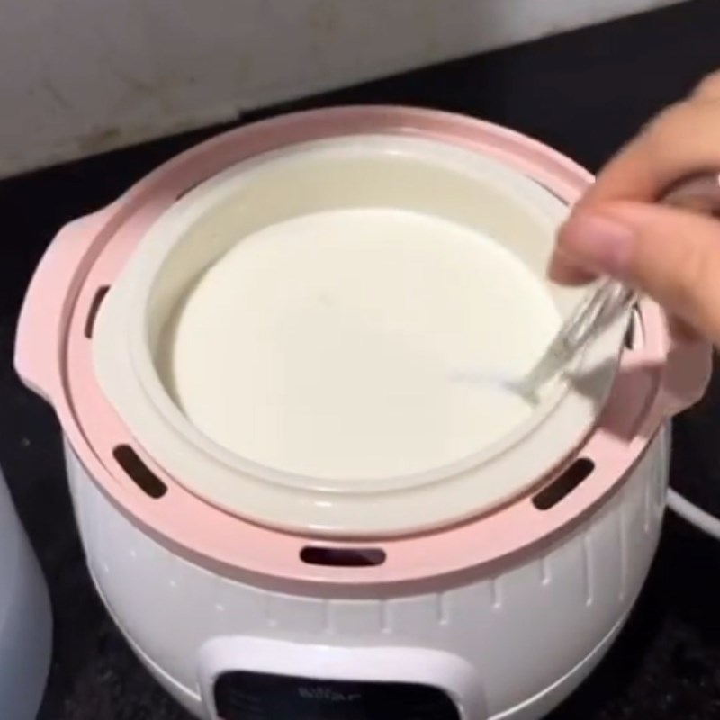Bước 2 Cho sữa chua vào sữa tươi Làm sữa chua bằng nồi nấu chậm
