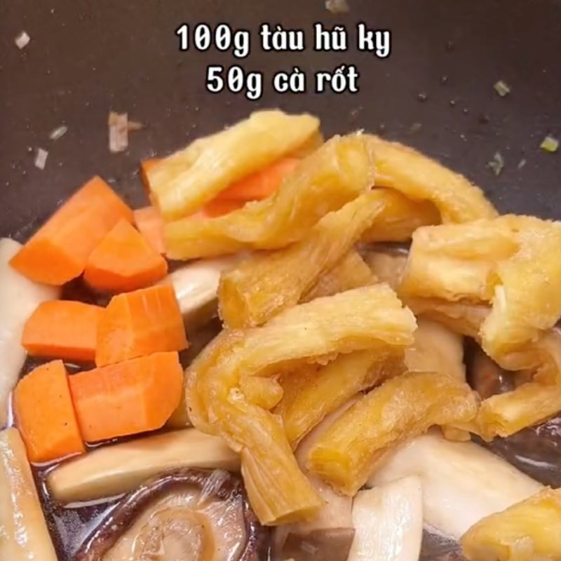 Bước 4 Kho tàu hũ ky với nấm Tàu hũ ky kho nấm chay (Công thức được chia sẻ bởi Tiktok Bếp chay XANH)