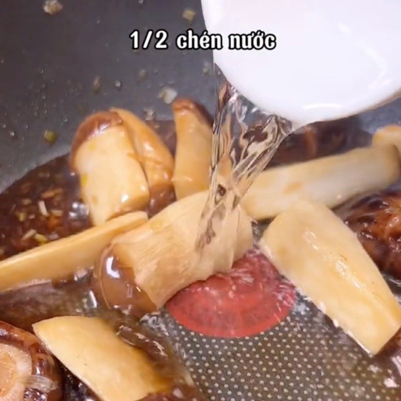 Bước 4 Kho tàu hũ ky với nấm Tàu hũ ky kho nấm chay (Công thức được chia sẻ bởi Tiktok Bếp chay XANH)