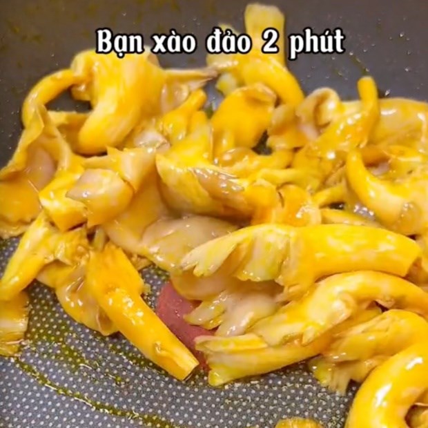 Bước 2 Xào nấm Gà chay cuộn nấm bào ngư