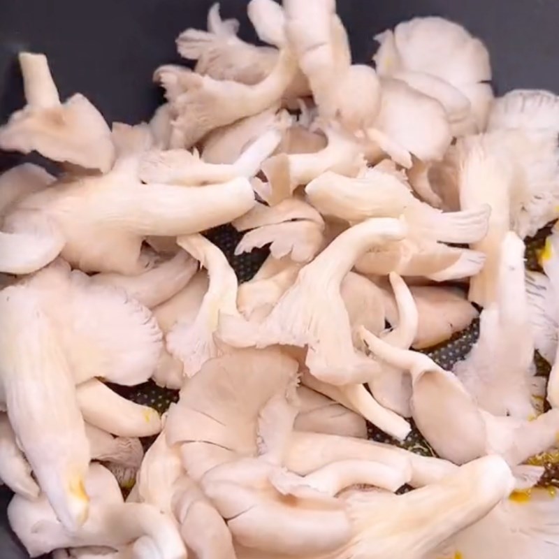 Bước 2 Xào nấm Gà chay cuộn nấm bào ngư