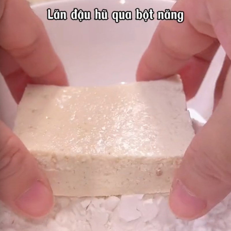 Bước 2 Lăn đậu hũ với bột Đậu hũ kho nước tương (Công thức được chia sẻ bởi Tiktok Bếp chay XANH)