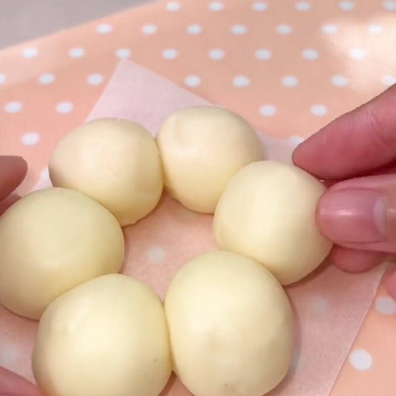Bước 3 Nặn bánh Bánh mochi donut (Công thức được chia sẻ từ Tiktok vào bếp cùng Điện máy XANH)