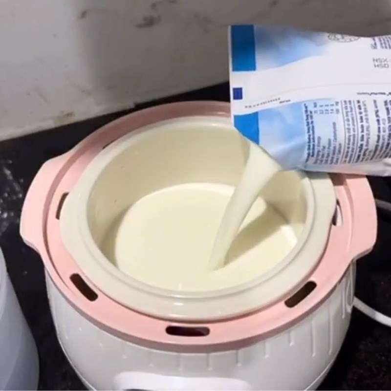 Bước 1 Nấu sữa Làm sữa chua bằng nồi nấu chậm