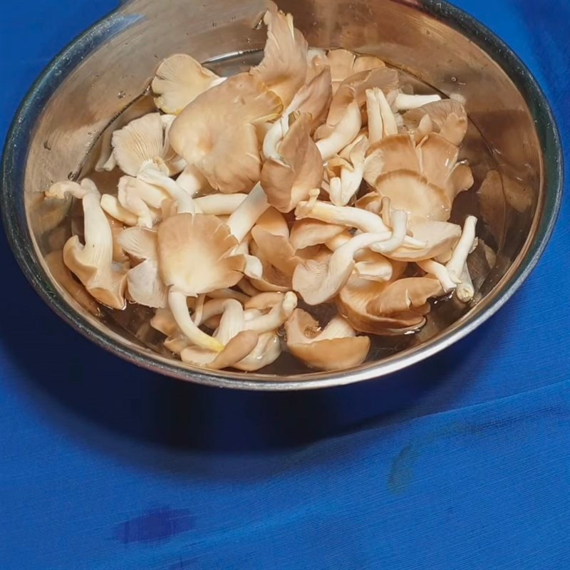 Bước 1 Sơ chế nấm Bún nấm Châu Đốc chay