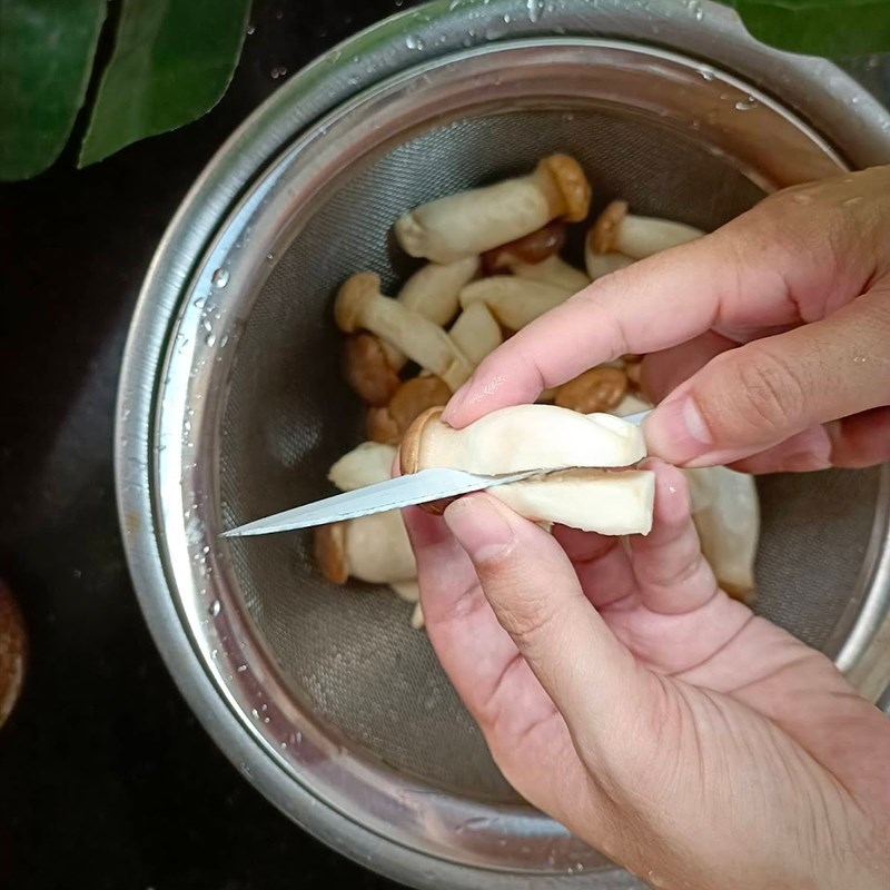 Bước 1 Sơ chế nấm Bún nấm Châu Đốc chay