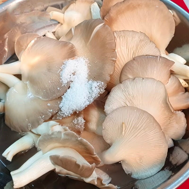Bước 1 Sơ chế nấm Bún nấm Châu Đốc chay