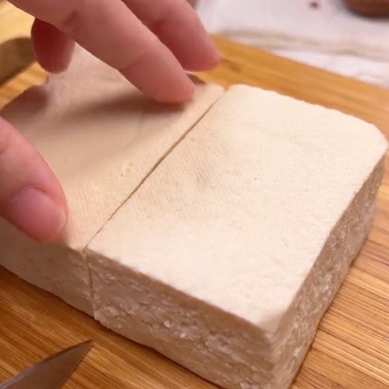 Bước 1 Sơ chế nguyên liệu Đậu hũ kho nước tương (Công thức được chia sẻ bởi Tiktok Bếp chay XANH)