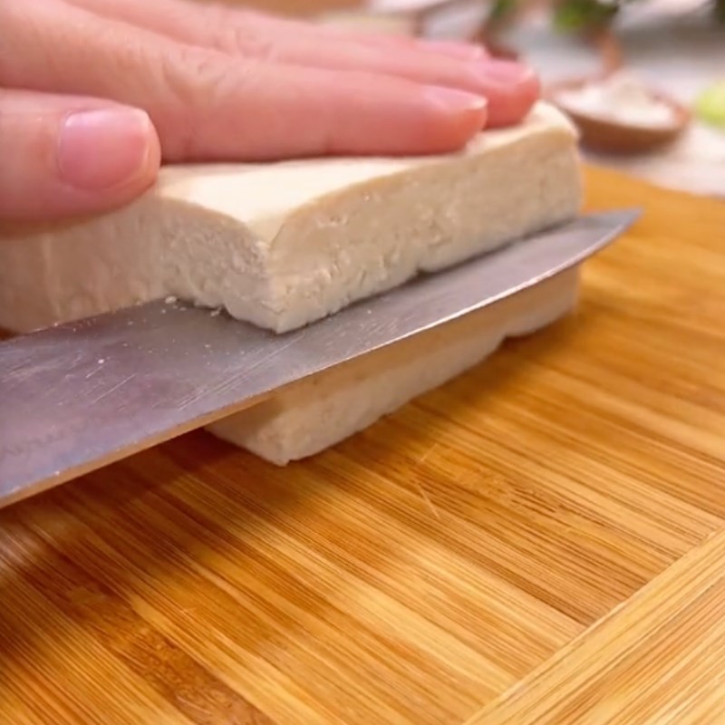 Bước 1 Sơ chế nguyên liệu Đậu hũ kho nước tương (Công thức được chia sẻ bởi Tiktok Bếp chay XANH)