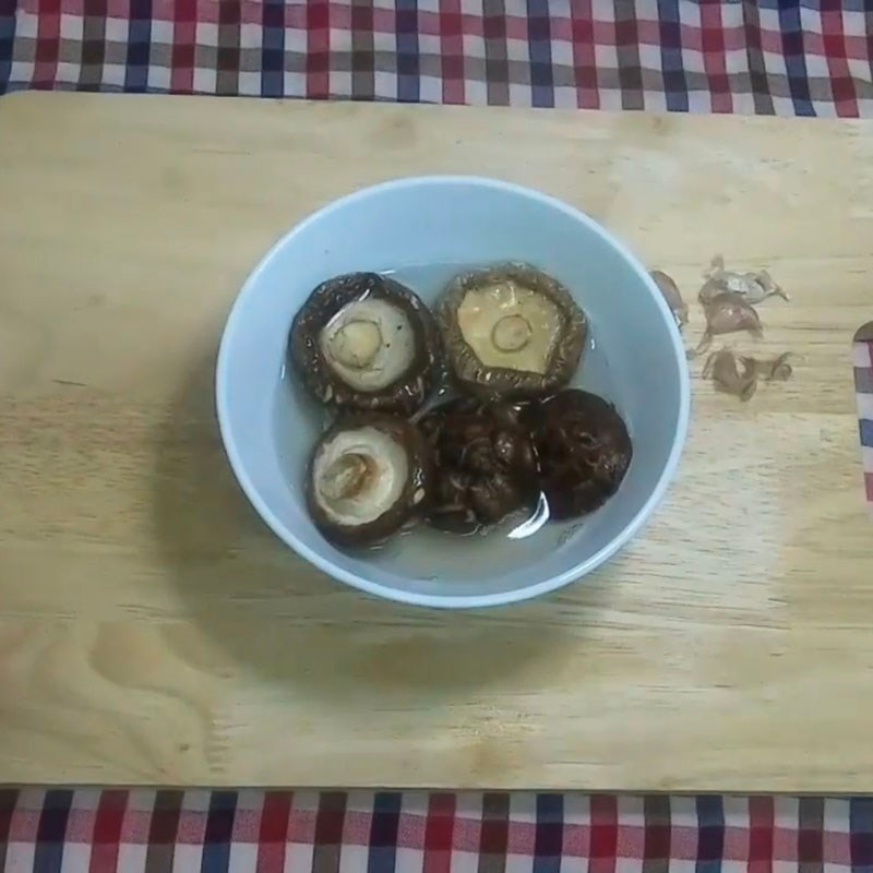 Bước 1 Sơ chế nguyên liệu Hoành thánh hấp chay xốt cay