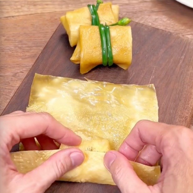 Bước 3 Tạo hình Tàu hũ ky cuốn đậu hũ bi khìa