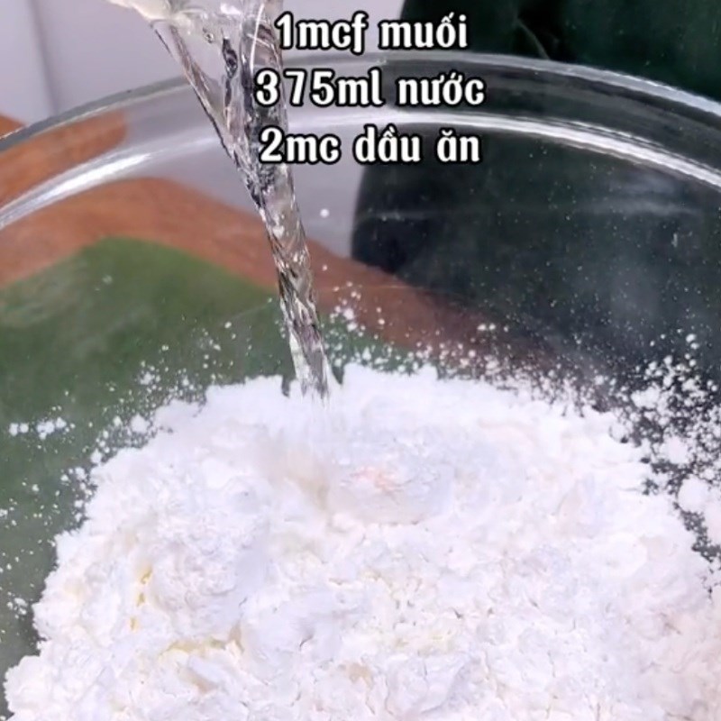 Bước 2 Trộn bột Bánh nậm chay nhân nấm đùi gà