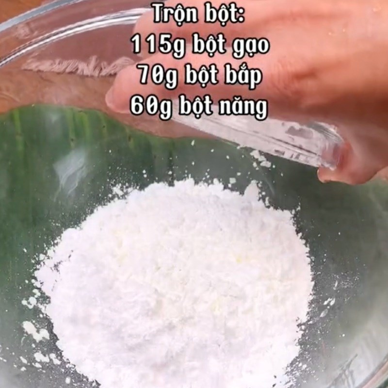 Bước 2 Trộn bột Bánh nậm chay nhân nấm đùi gà