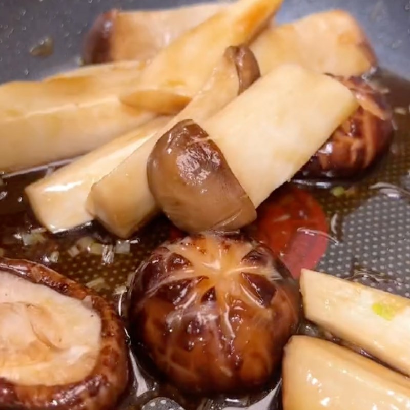 Bước 3 Xào nấm Tàu hũ ky kho nấm chay (Công thức được chia sẻ bởi Tiktok Bếp chay XANH)