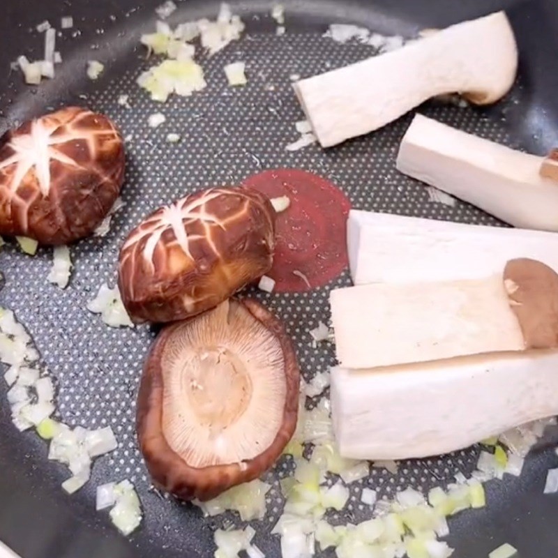 Bước 3 Xào nấm Tàu hũ ky kho nấm chay (Công thức được chia sẻ bởi Tiktok Bếp chay XANH)