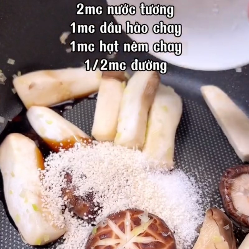 Bước 3 Xào nấm Tàu hũ ky kho nấm chay (Công thức được chia sẻ bởi Tiktok Bếp chay XANH)