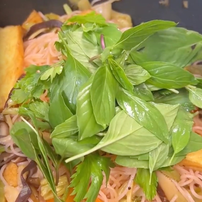 Bước 6 Xào nguyên liệu Bún xào cải chua (Công thức được chia sẻ bởi Tiktok Bếp chay XANH)