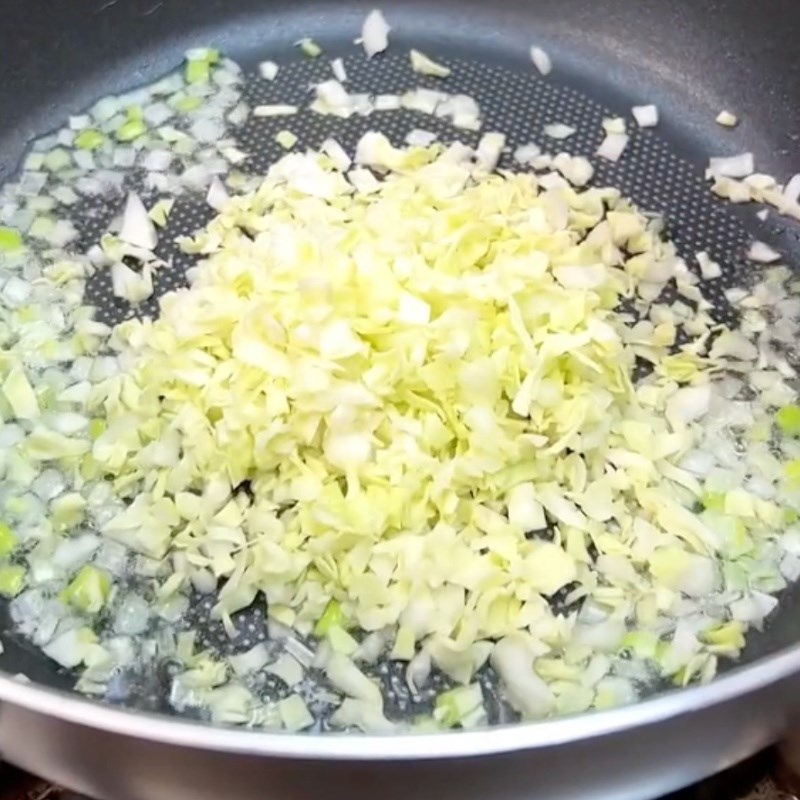 Bước 2 Xào nhân Hoành thánh hấp chay xốt cay