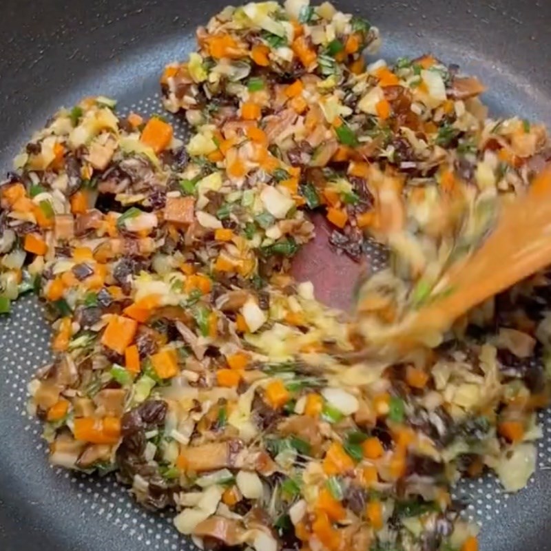 Bước 2 Xào nhân Hoành thánh hấp chay xốt cay