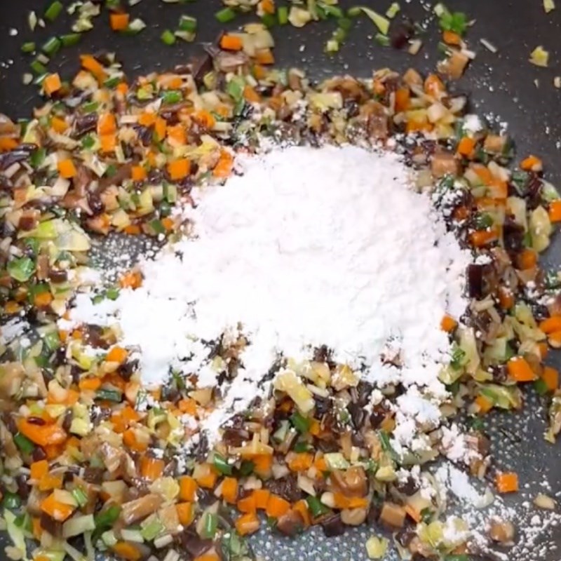 Bước 2 Xào nhân Hoành thánh hấp chay xốt cay